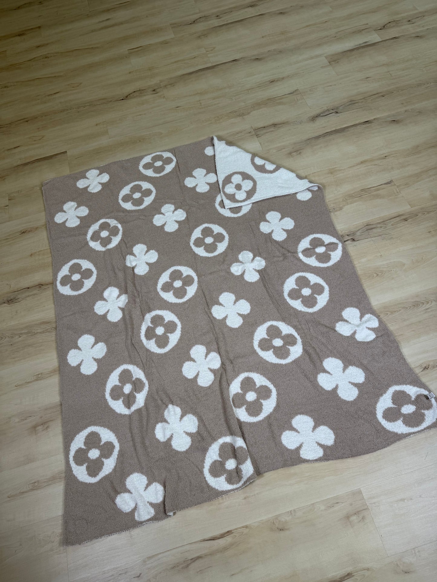 Reversible Clover Blanket